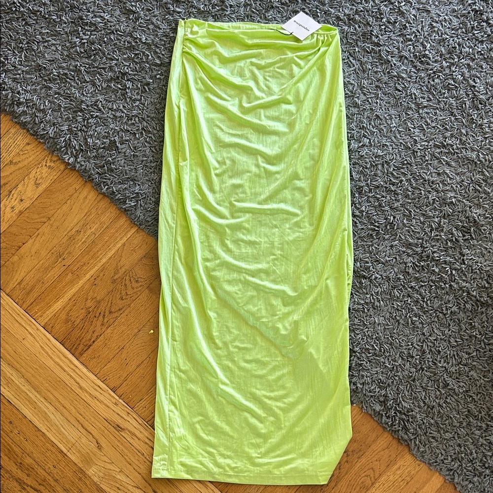 SUPERDOWN NWT Karolyna Maxi Skirt in Citron
Lime Size Medium - Picture 4 of 12